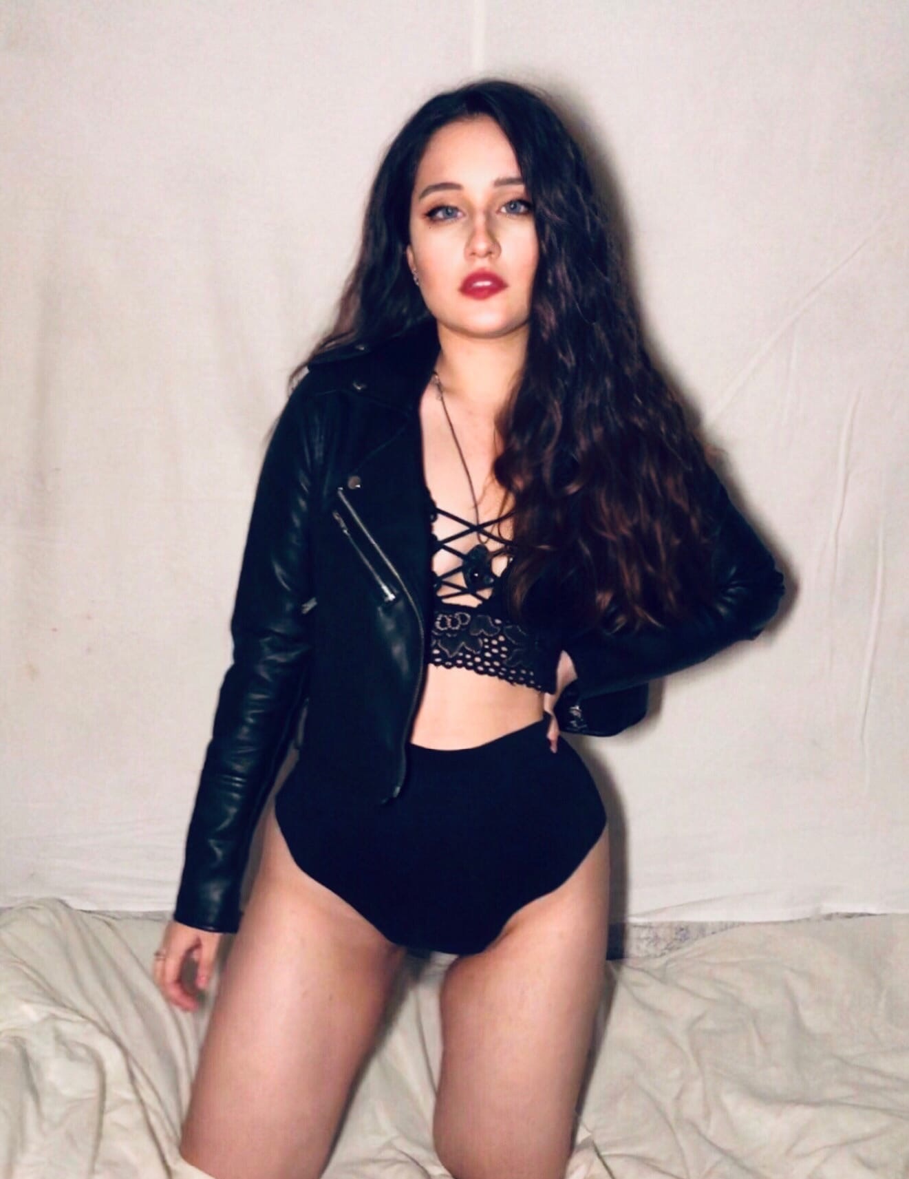 Марина привлекальеная девушка из Артема цена от 3500 руб